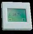 Barevný dotykový displej (volitelná barva pozadí), čeština, vnější bílý kryt je složen ze dvou výměnných dílů (rámeček/kryt), umožňujících změnit barevné provedení termostatu.
