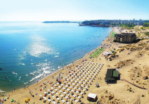 vzdialená iba cca 30 m cca 15 minút od Cacao Beach ležadlá a slnečníky na pláži za poplatok odporúčame hlavne rodinám s deťmi ako aj mladým VYBAVENIE: vstupná hala s recepciou zmenáreň trezor na