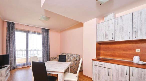 SAT-TV chladničku kuchynský kútik so základnou výbavou elektrickú dvojplatničku rýchlovarnú kanvicu klimatizáciu balkón trezory za poplatok APARTMÁN pre 2 až 4 osoby - má dve miestnosti - spáľňu s