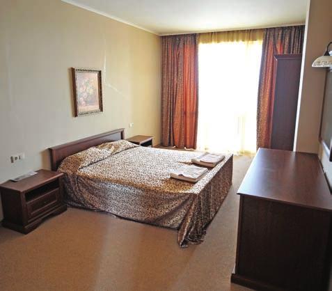 SK OFICIÁLNA KATEGÓRIA: **** POLOHA: aparthotel je situovaný pri južnej pláži od centra je vzdialený asi 20 minút chôdze v blízkosti sa nachádzajú reštaurácie obchodíky bary autobusová zastávka,