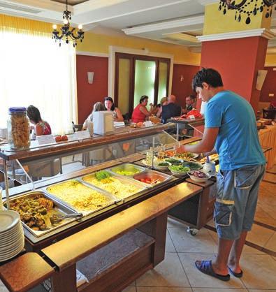 postavený v tvare písmena U skladá sa z hlavnej budovy ktorá je spojená s pavilónmi v hlavnej budove sa nachádzajú spoločné priestory a hotelové izby v pavilónoch sa nachádzajú apartmány ležadlá a