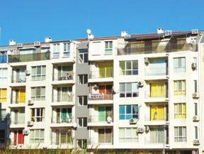 VYBAVENIE: možnosť parkovania pri apartmánovom dome UBYTOVANIE: je zabezpečené v štúdiách a apartmánoch sú vkusne a účelne zariadené majú sprchu/wc SAT-TV chladničku kuchynský