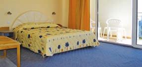 OFICIÁLNA KATEGÓRIA: *** POLOHA: hotel sa nachádza v menej rušnej zóne letoviska je obklopený zeleňou POPIS A PLÁŽ: 7-poschodový elegantný hotel od piesočnatej pláže je vzdialený cca 450 m vedú k nej