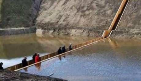 Zajímavé dřevěné mosty Mojžíšův most. Jde o dřevěný most zabudovaný ve vodní hladině tak, aby nenarušoval okolní krajinu.