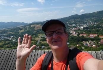 Prestupovali sme vo Zvolene na motoráčik. Potom nás Ondrej zaviezol autom k Počúvadlu. Mali sme pripravený program. Boli sme na veľkom výlete. Išli sme na Kalváriu. Večer sme mali opekačku.