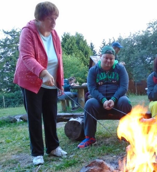 Tiež sa mi páčil volejbal s Karolkou, Zuzkou, Beátkou a Romanom. Potom sa mi páčilo praskanie dreva. Keď som pomáhala lámať drevo k večernému ohňu. Veľmi dobre mi tam bolo. Skoro som vstávala.