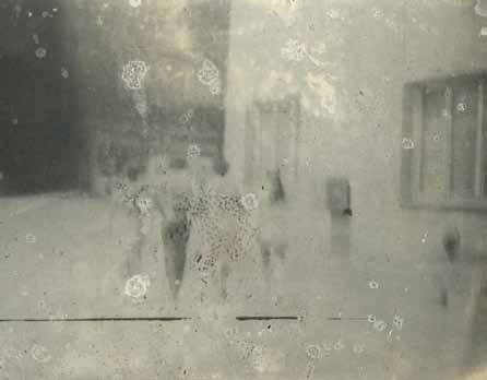 172 Miroslav Tichý (1926 2011) Na procházce bromostříbrná fotografie, 11