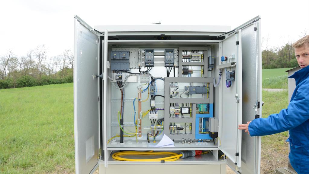 1 2 3 7 1. Switch disconnectors 2. Fuse disconnector (s) Motor 3. Fuse disconnector Service Power 4. Power contactor 5. SIMOCODE current measuring module 6. Current transmitter 7.