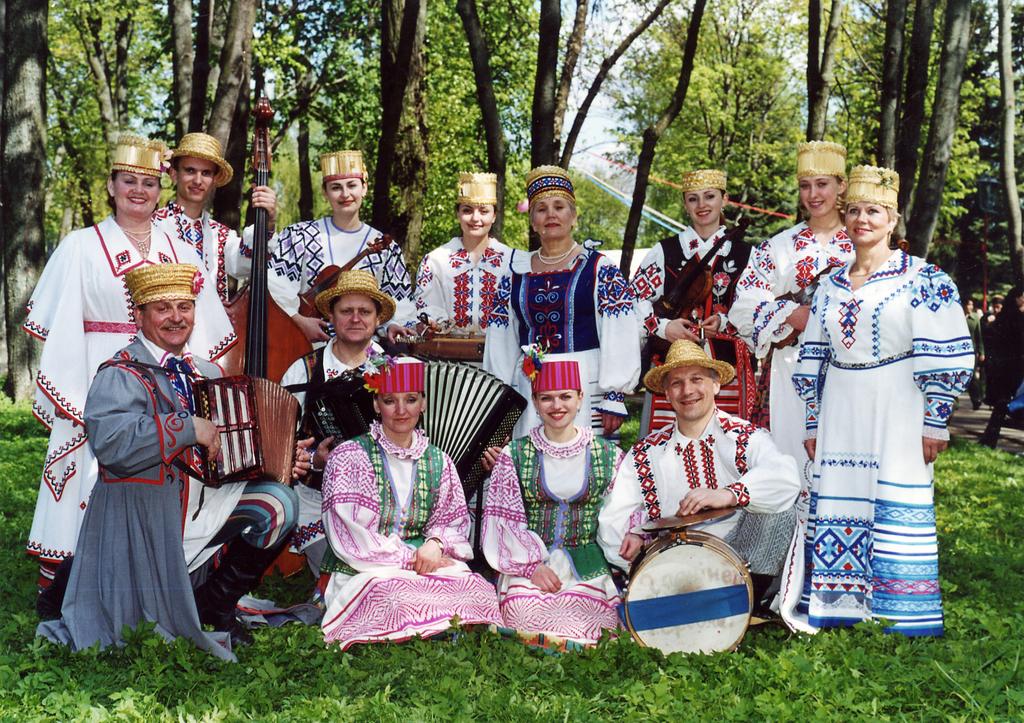 НАРОДНЫ ФАЛЬКЛЁРНЫ АНСАМБЛЬ ГАСЦІНЕЦ Kontakt: Народны фальклёрны ансамбль Гасцінец 230023, г. Гродна, вул. Дзяржынскага, 1 гарадскі Дом культуры Рэспубліка Беларусь тел.