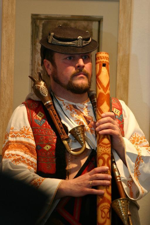 DRAHOŠ DALOŠ, moderátor festivalu (Slovensko) WEB: www.fujaradd.sk EMAIL: drahossk@stonline.sk Ako sám hovorí, má niečo cez štyridsať. Výrobe tradičných hudobných nástrojov sa venuje 25 rokov.