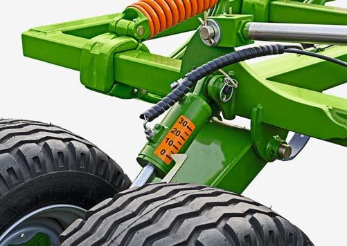 Změní-li se během jízdy, pomocí hydraulického nastavení hloubky, pracovní hloubka, pak se tomu výška zdvihu podvozku automaticky přizpůsobí. Tím se zamezí souběžnému otáčení kol.
