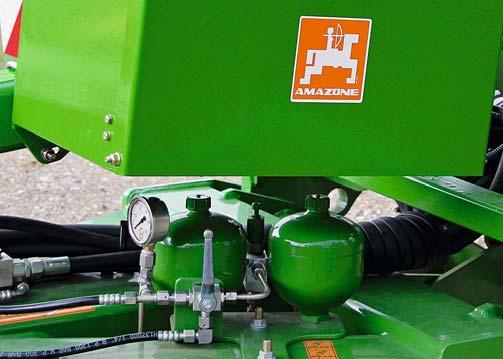 Praktické řešení: Válec pro nastavení oje lze použít i při připojení/odpojení kypřiče, čímž lze oj upravit do vyšší či nižší polohy.