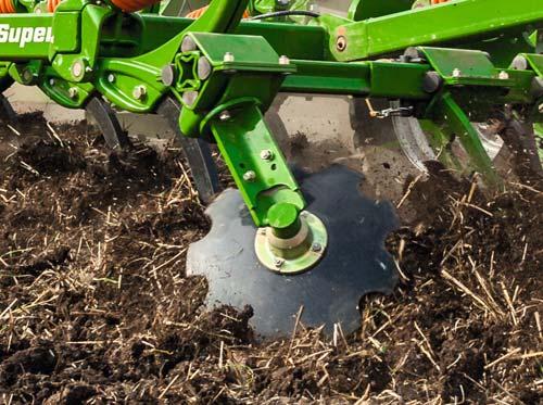 Ještě komfortnější obsluhu stroje nyní umožňuje hydraulické nastavení zarovnávací jednotky, které lze provádět