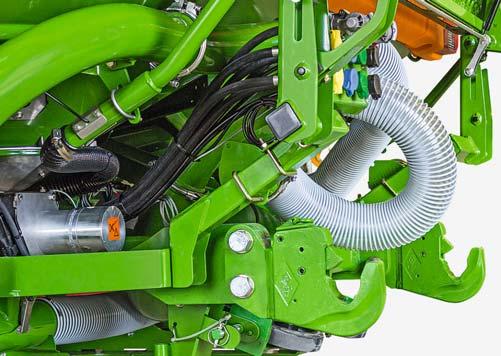 Zásobník se k traktoru připojuje pomocí tříbodové hydrauliky kategorie 3/4N. Snadným přemístěním čepu spodního závěsu lze měnit jednu kategorii připojení za druhou.
