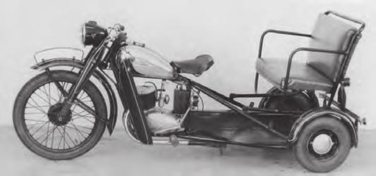 ENCYKLOPEDIE AUTOMOBILŮ sedadlům dveřmi v zadní části karoserie) se čtyřválcovým motorem o výkonu kolem 8,8 kw / 12 k při 1 200 ot.
