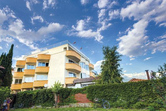 Ravda HOTEL PaNOraMa TOP PONUkA apartmány s kuchynkou PLÁŽ 50M Poloha: Hotel leží v prímorskej obci Ravda na brehu Čierného mora, cca 50m od pláže.