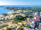 Vybavenie: vstupná hala s recepciou, hlavná reštaurácia, lobby bar, koktailový bar, vonkajší bazén, vnútorný bazén, detský bazén, detské ihrisko, animácie, diskotéka, fitnes, plážový volejbal, stolný