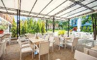 Hotel je vzdialený len päť minút od širokej piesočnatej pláže a desať minút od aquaparku.