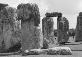 K Á M E N, J E H O D E G R A D A C E A R E S T A U R O V Á N Í - megality, dolmeny, kromplechy, stavby Aztéků, Mayů, čínské a indické chrámy, egyptské stavby, - Řecko, Řím Přírodní kámen (hornina) je