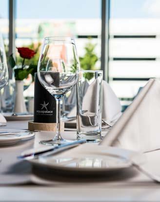 restaurace 40 míst, divadlo 65 míst, škola 42 míst, U 30 míst