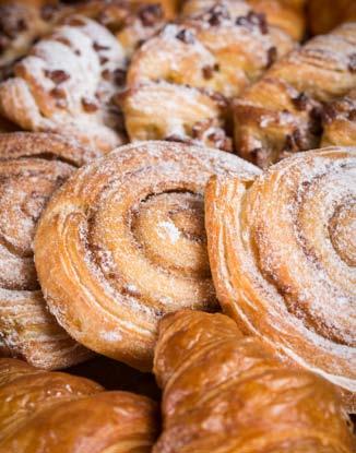 čerstvá voda, ovocný džus, 1 ks sladkého a 1 ks slaného pečiva, čerstvé ovoce 180 Kč FARMER Výběr z kávy Cafitesse Excellence Douwe Egberts, selekce čajů