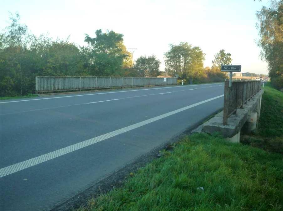 20: Pohled na most Holasovice před Opavou (chátrající zábradlí, opadávající