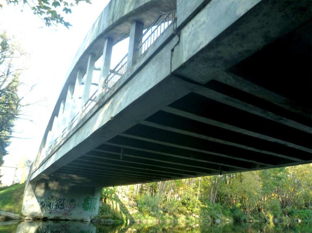 Celková délka mostu je 35 m. Šířka nosné konstrukce je 7,7 m.