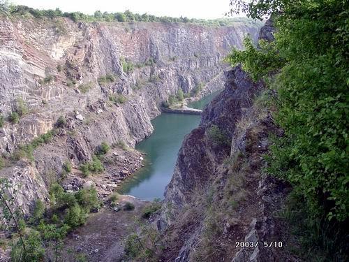 Výroba cementu Suroviny: vápenec přísady: - sádrovec -