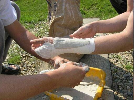 Tuhnutí sádry CaSO 4 0,5H 2 O + 1,5H 2 O CaSO 4 2H 2 O Třídy pevnosti sádry (ČSN 72 2301) Třída G-2