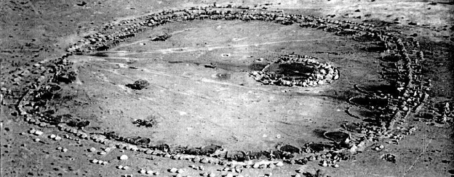 Africké fraktály [6]. Na obrázku 4.8 je letecký pohled na vesnici Ba-ila z období před rokem 1944.