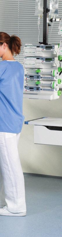 PORANĚNÍ ZAD Ergonomicky správně Ergonomicky nesprávně 52 % sester si stěžuje na chronickou bolest zad. Lůžko Multicare s laterálním náklonem.