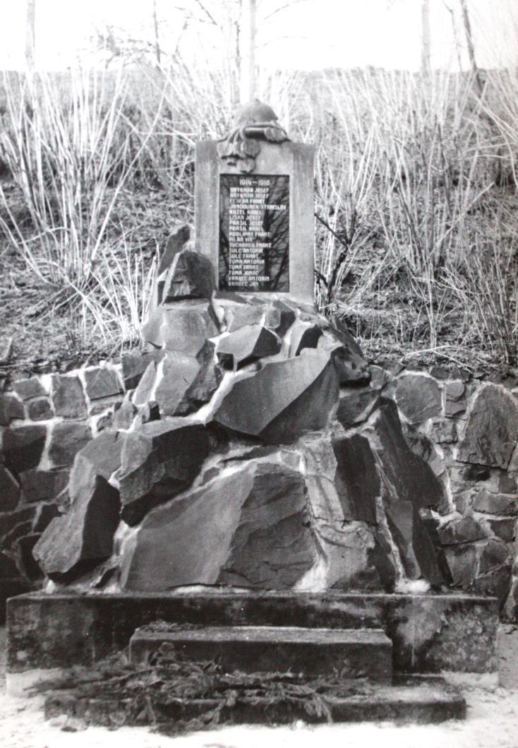 pomníku v r. 1928.