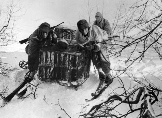 50 km na lyžích, průnik do továrny, odpálení náloží, úspěšný návrat listopad 1943: bombardování