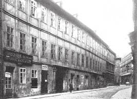 Hodiny nad malou stranou Foto: Archiv redakční avantgarda redaktorka AnIčKA a redakční pes Denisa se čestně zúčastnily soutěže Vyšehradský voříšek v Praze a nezískaly, jářku, vůbec žádnou cenu,