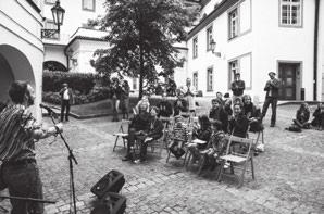 Na dvorku Ponrepa tak mohli sousedé a příchozí ochutnat čokoládové lanýže, poslechnout si poezii, hudbu.