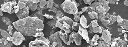 Hlavní výhodou tohoto pigmentu je chemická stabilita, snadná aplikace a možnost dosažení různých barevných efektů. Přírodní slída je biologicky inertní a má velký rozsah použití.