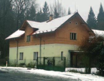 Dále je dochována správní budova vápenky, domek vápeníka a také ruina vápenné pece. Oblast je bohatá nejen geologicky.