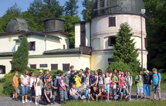 Po skončení filmu sme si pozreli výstavu a čakali na vstup do planetária. V kopuli hvezdárne sa rozsvietili hviezdy a my sme hľadali na oblohe Veľký a Malý voz, súhvezdie Medvedice, Strelca, Pegasa.