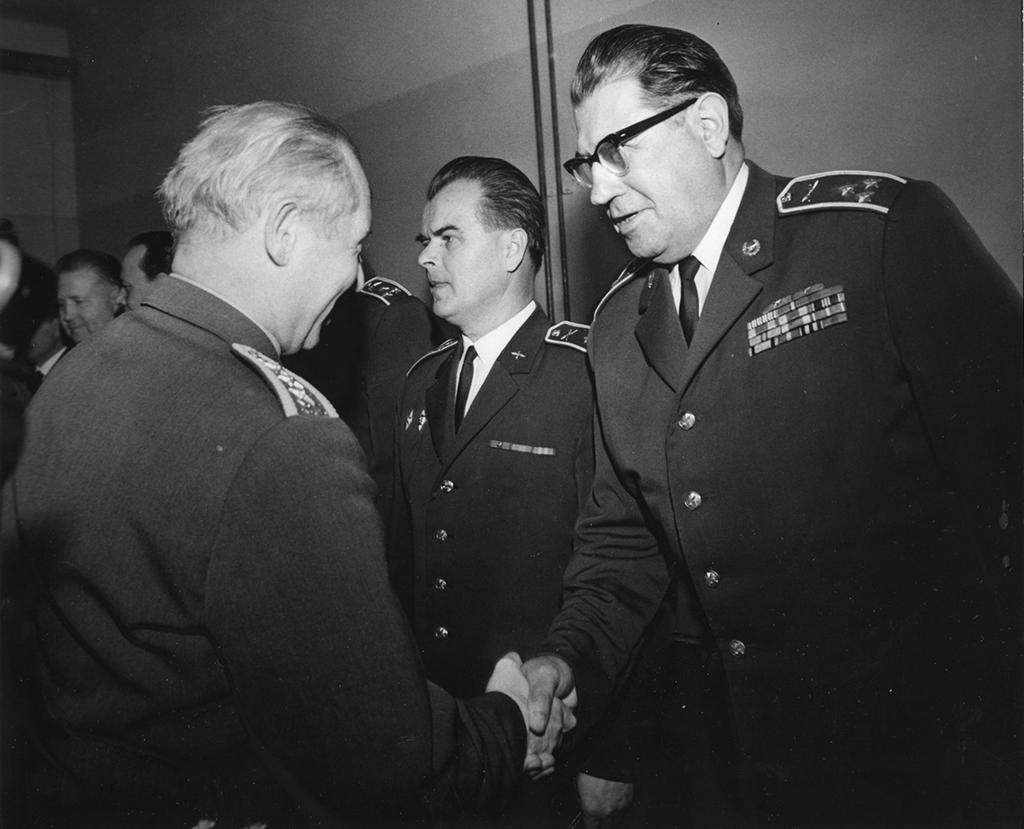 pražské jaro v hledáčku východních zpravodajských služeb Ministr národní obrany genplk. Martin Dzúr (vlevo) předává 5. května 1971 plk.