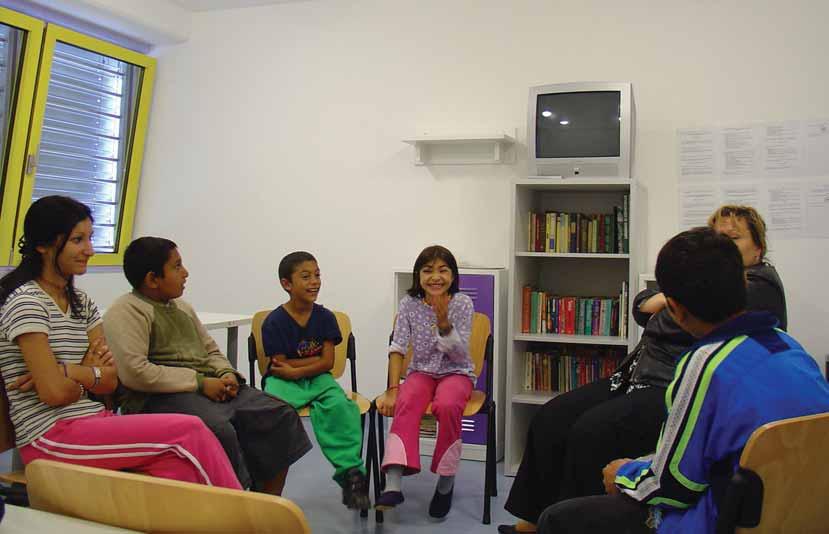 Echipele care lucrează cu refugiaţii ascultă plângerile şi sugestiile bărbaţilor, femeilor, băieţilor şi fetelor PHOTO: UNHCR La o scară mai mică, rezultatele Evaluărilor Participative au contribuit