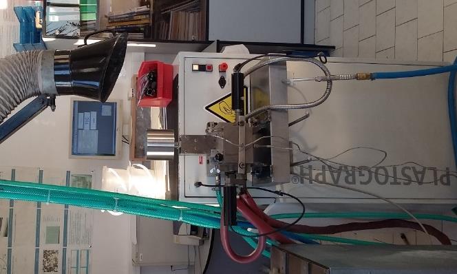 EXPERIMENTÁLNÍ ČÁST Vytlačováním na dvojšnekovém extrudéru byly vytlačeny pásky pro zjišťování barevného odstínu, pro provedení tahové zkoušky, k zjištění degradačních procesů a pro hodnocení