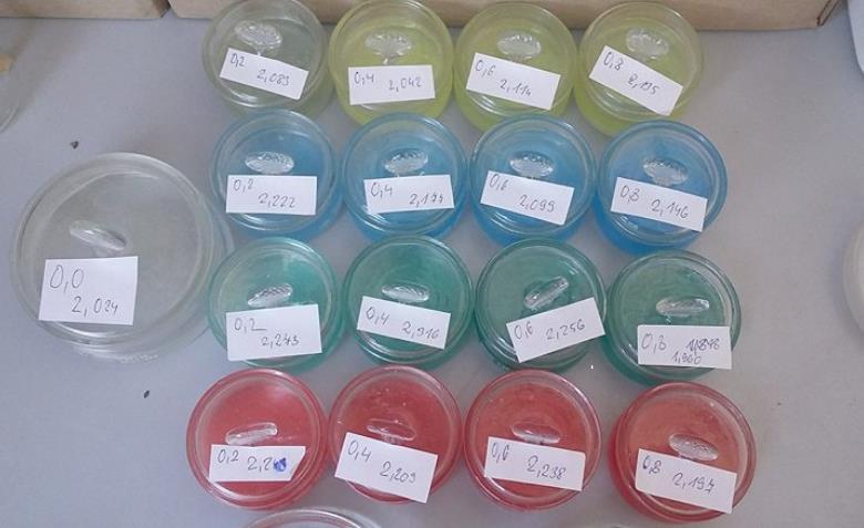 EXPERIMENTÁLNÍ ČÁST 3.4.1. Chemická inertnost I když PVC obecně disponuje dobrou chemickou odolností, tak neodolává určitým rozpouštědlům (např. cyklohexanonu). Této rozpustnosti se využívá např.