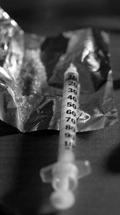 Intervju Intervju Kako pride do okužbe s HCV? HCV se najpogosteje prenaša z okuženo krvjo in krvnimi pripravki, kamor uvrščamo: - prejemnike okužene krvi ali krvnih pripravkov (pred 1. 2.