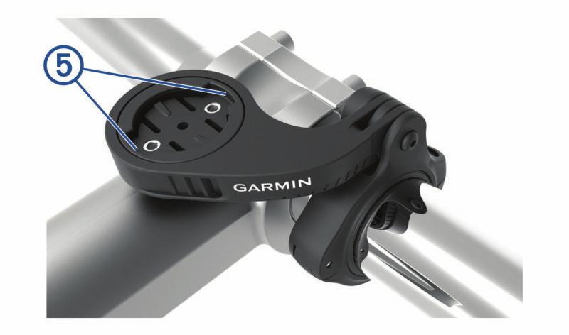 7 Umístěte zpět šroub do svorky na řídítka a utáhněte jej. POZNÁMKA: Garmin doporučuje utáhnout šroub tak, aby byl držák upevněn, s maximálním točivým momentem 7 silových liber na palec. (0,8 N-m).