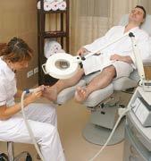 Následuje jemný peeling a poté zpevňující zábal. Rituál zakončíme celotělovou masáží olejem s hyperemizujícími a revitalizujícími substancemi. 20.