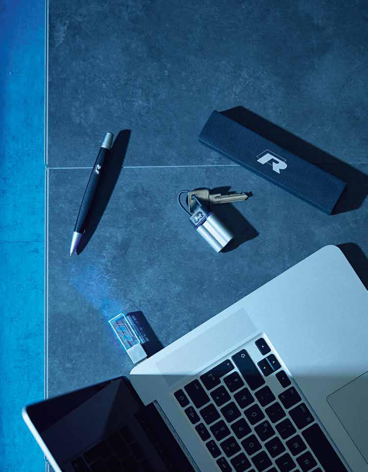 GUĽÔČKOVÉ PERO Trojhranné guľôčkové pero Stabilo Kovová extra veľká náplň je vložená v hliníkovom tele s logom R A niečo extra: elegantné puzdro Materiál: hliník Farba: čierna Farba písma: modrá 000.