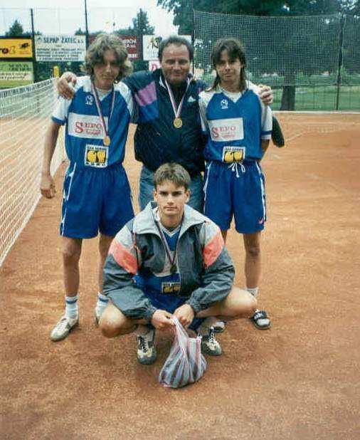 121 Trenér Stehlík, Petr Bubniak, PetrŠildberger, Marek Žitňák, dole František Kalas a Radim Havránek. Jiří Matouš, momentálně v zeleném. 29. a 30. 6.