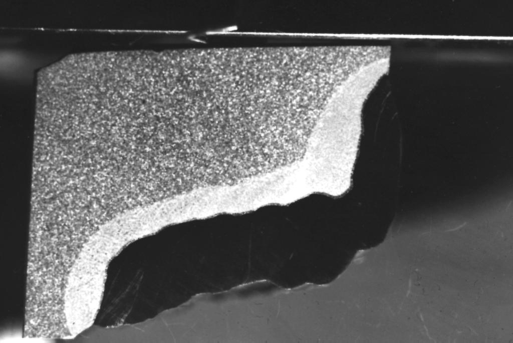 Obr. 5 Celkový pohled na návar, zvětšeno 2x Fig. 5 Overal view of the weld deposit, magn. 2x Další mikroskopické snímky (obr. 6 a 7) dokumentují charakter vyvolaných strukturních změn.