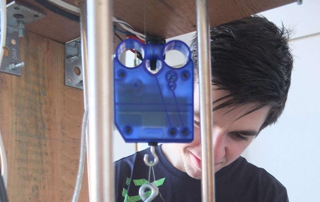 aparaturu, která obsahuje mechanismus pro zdvihnutí vrchního skla, digitální