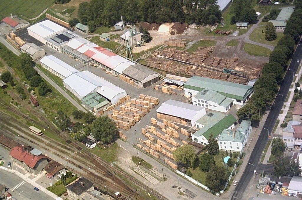 administrativní budova s vrátnicí. Doprava je zajištěna téměř výhradně kamiony, které mohou využít hlavní, nebo tří vedlejších bran. Obr. 2 Letecký snímek firmy Dřevozávod Pražan s. r. o.